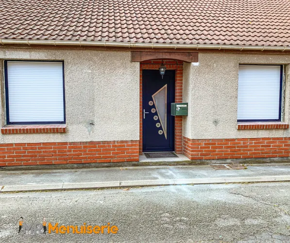 photo de volets d'une maison avec une porte d'entrée bleue